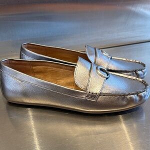 AEROSOLES Dani Shiny Silver Loafers Sz 11W